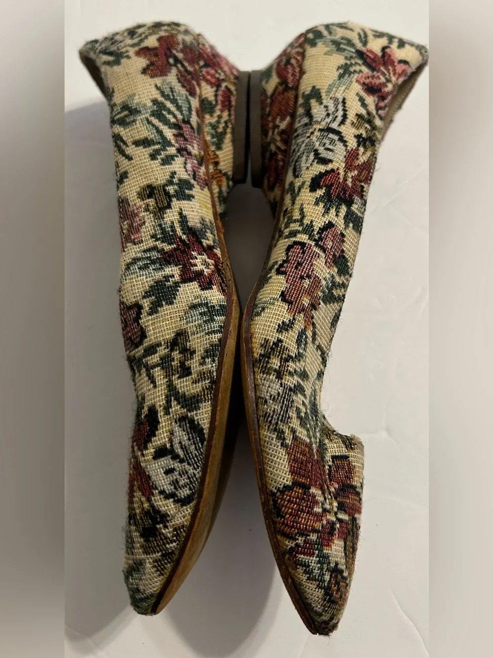 Vintage Floral Tapestry Pointed-Toe Flats — Beige with Green & Burgundy size 7.5